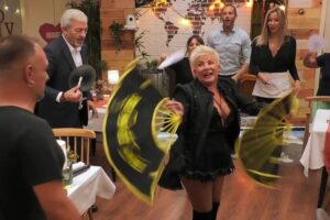 'First Dates', una soltera de Madrid monta un espectáculo en su cita. "Soy fan de Locomía"