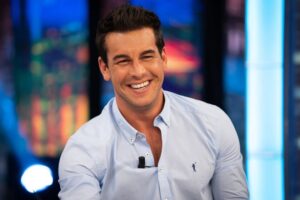 Mario Casas confiesa que pensó en tirar la toalla como actor en 'Los hombres de Paco'. "Me daban mucha caña"