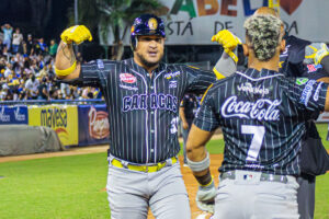 Los Leones del Caracas derrotaron 8-5 a los Navegantes del Magallanes