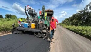 Asfaltan tramo de la carretera nacional entre Guárico y Oriente
