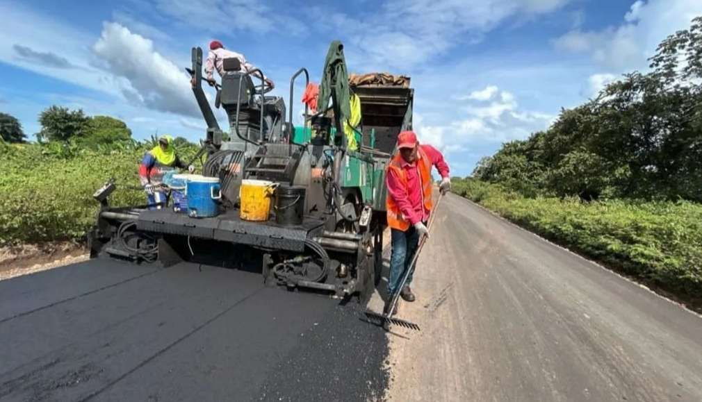 Asfaltan tramo de la carretera nacional entre Guárico y Oriente