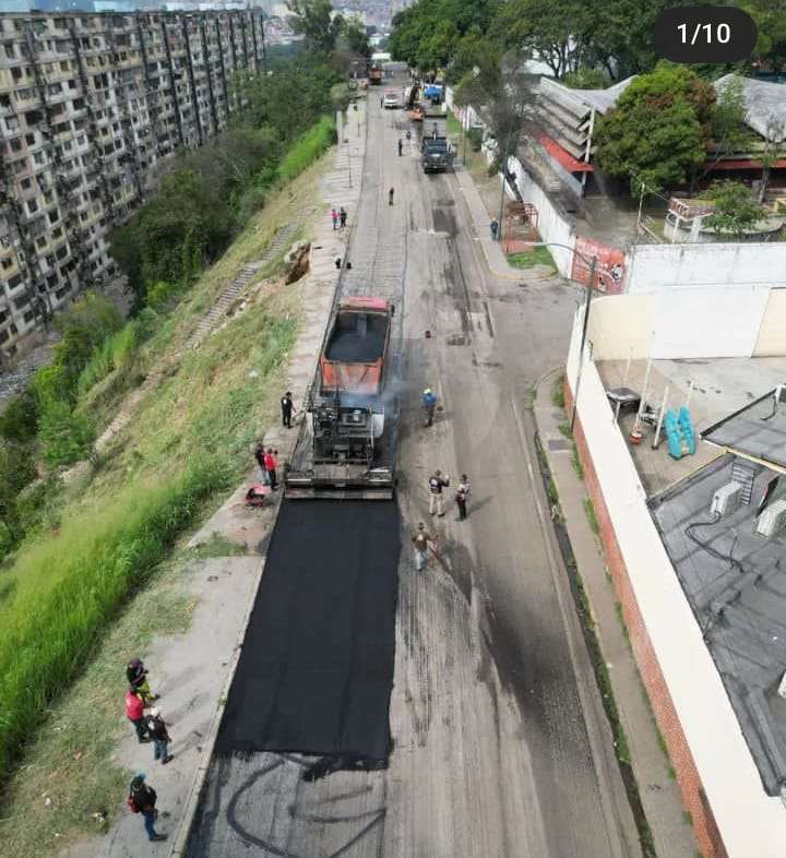 Avanza rehabilitación de vía principal de la Zona F del 23 de Enero