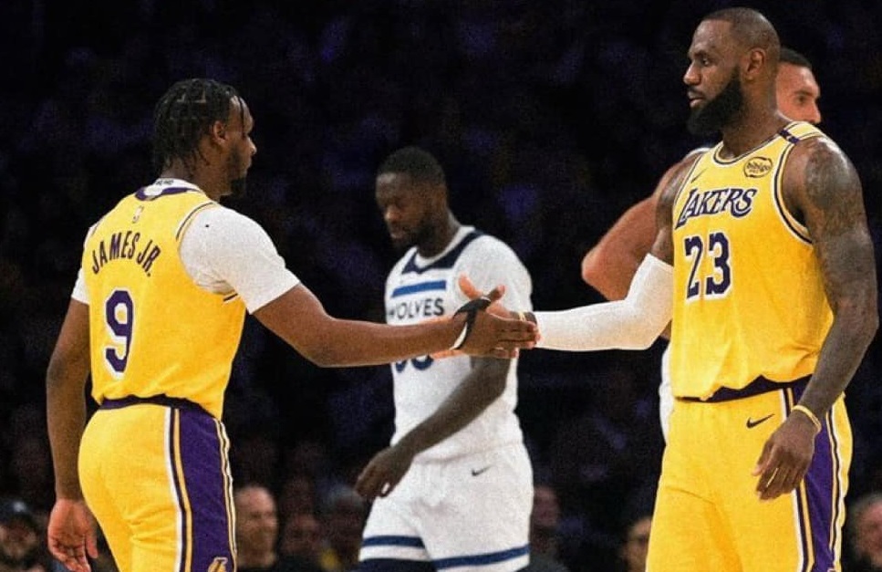 Bronny James salta a la cancha junto a su padre LeBron