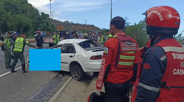 Carro saltó la isla y quedó del lado contrario de la vía en la Caracas-La Guaira: Ocho heridos