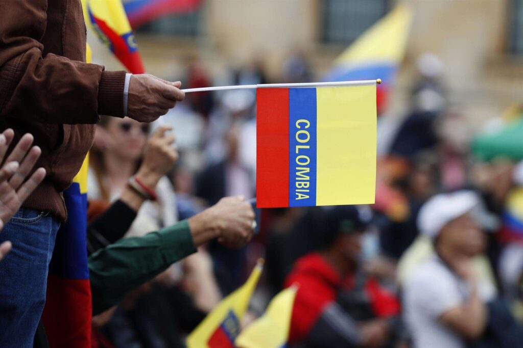 Colombianos marchan este viernes para frenar golpe de Estado contra Petro