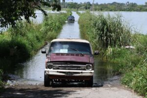 Crecida del lago de Valencia pone en vilo a 800 familias en isla La Culebra