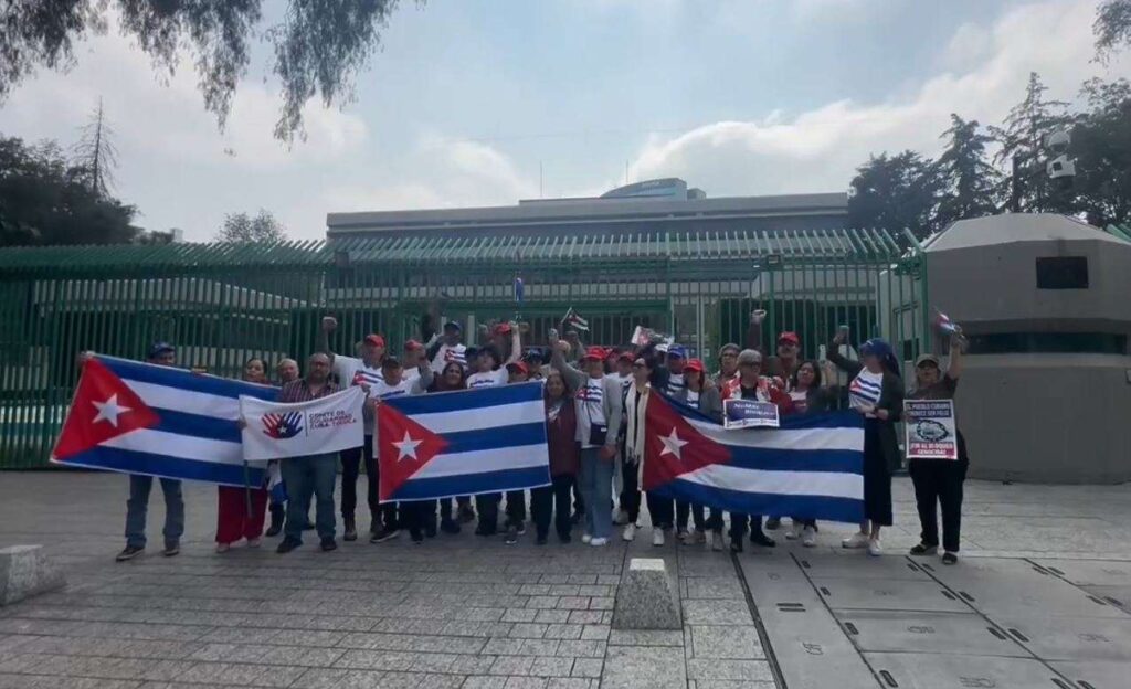 Cubanos en México demandan fin del bloqueo contra la nación caribeña