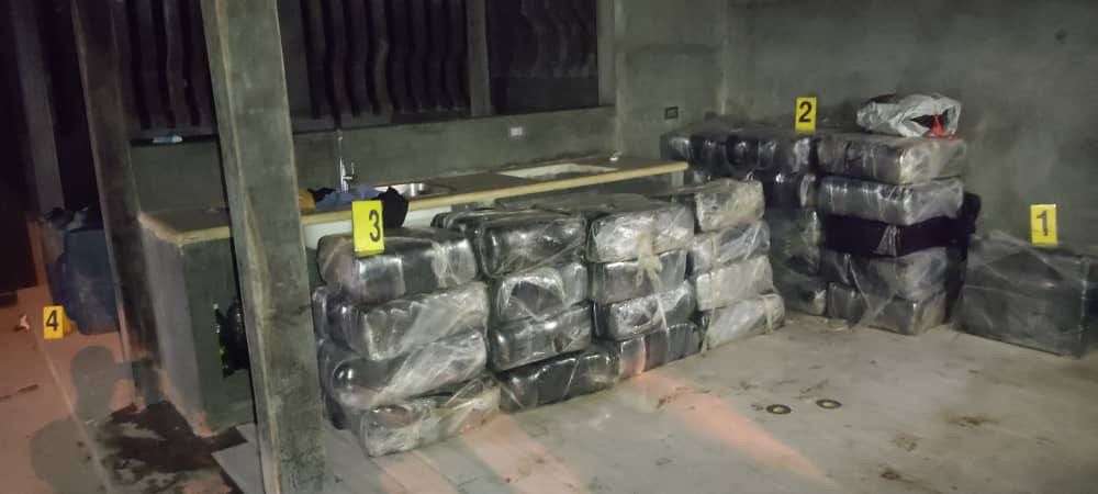 Detienen a dos colombianos con 970 kilogramos de drogas en Sucre