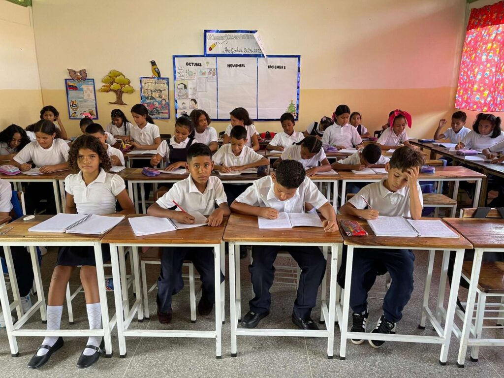 Dotarán mil mesas sillas mensuales para escuelas