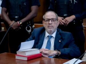 El nuevo juicio contra Weinstein se retrasa hasta 2025