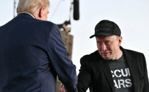 Elon Musk subió a la tarima de mitin en Pensilvania junto a Donald Trump