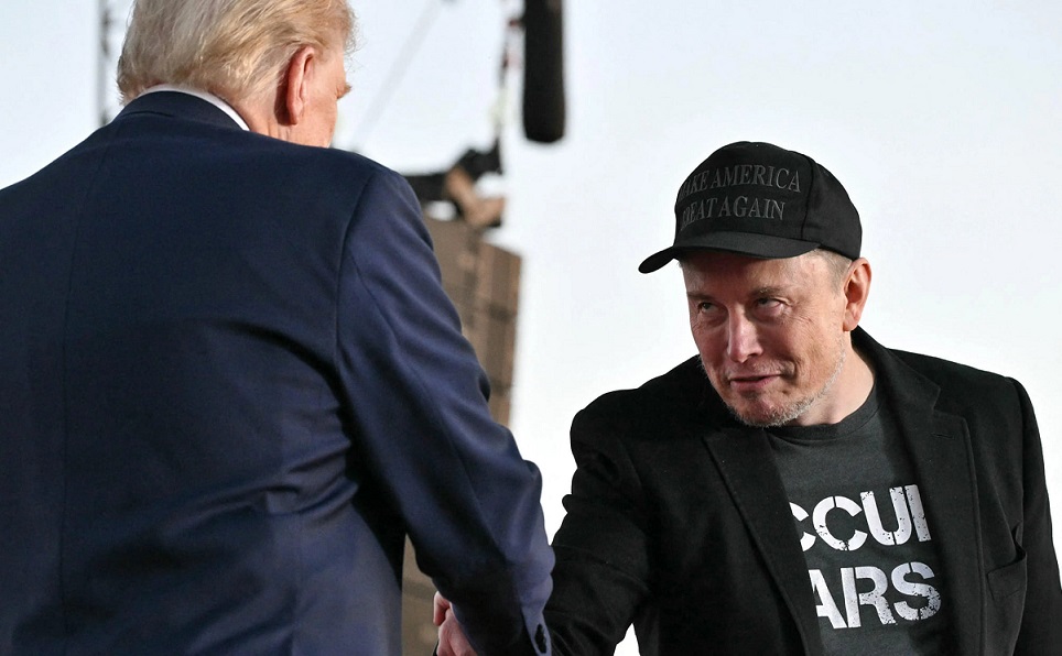 Elon Musk subió a la tarima de mitin en Pensilvania junto a Donald Trump