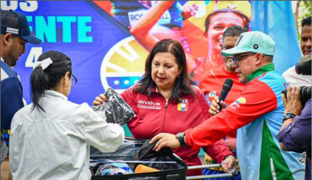 Entregan kits deportivos a atletas que participarán en Juegos Nacionales