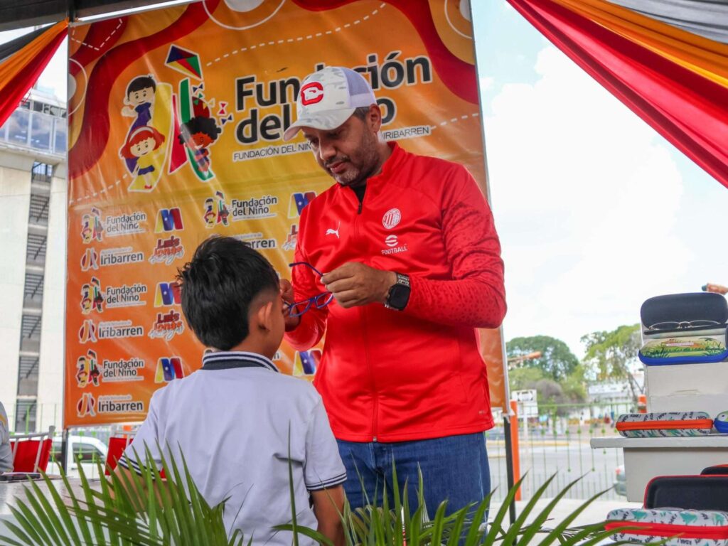 Entregan lentes correctivos a 100 niños barquisimetanos