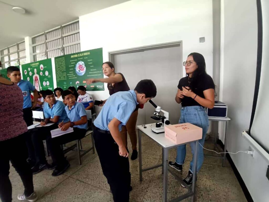 Estado Miranda es pionero en la enseñanza de la microscopía en el país