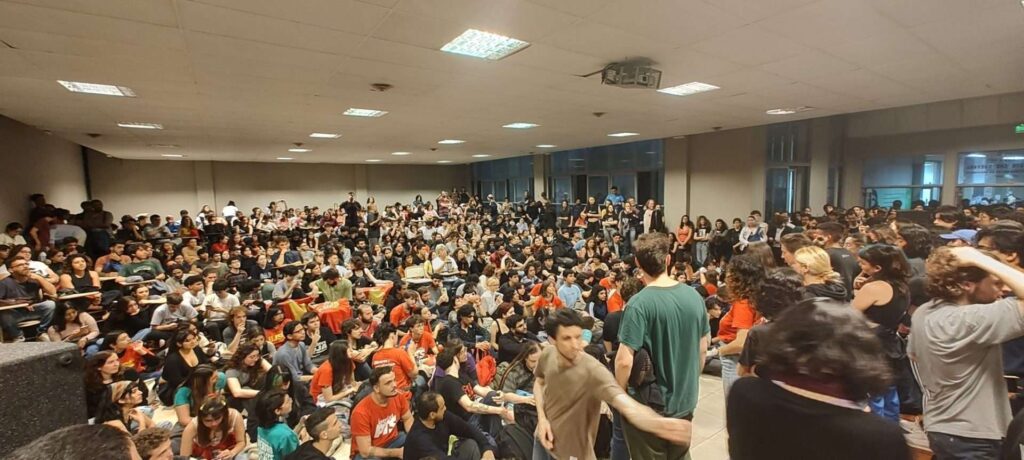 Estudiantes argentinos toman al menos 100 universidades y anuncian nuevas protestas