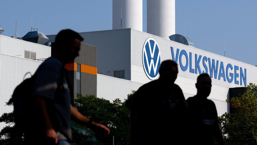 Volkswagen planea cerrar tres fábricas y despidos masivos