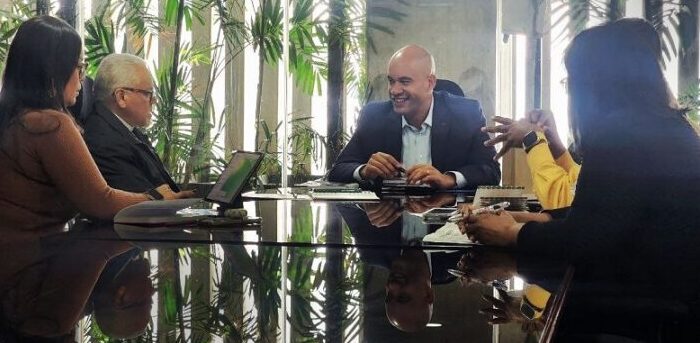 Héctor Rodríguez fortalece lazos de cooperación con escuelas católicas