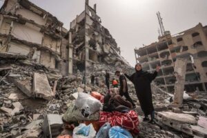 Israel bombardea edificio residencial y mata 65 personas