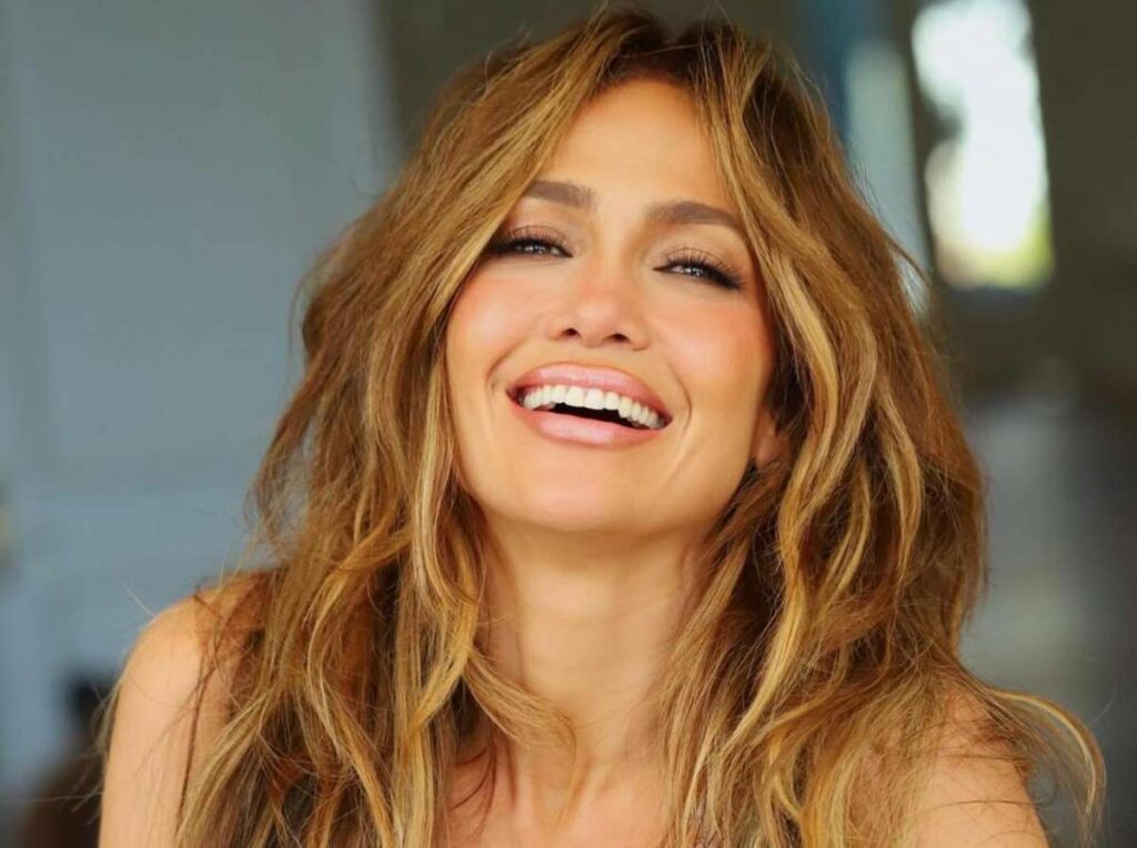 Jennifer Lopez dice estar "emocionada" con su soltería