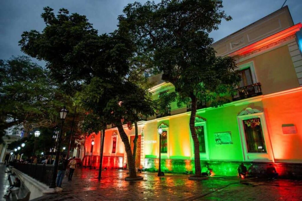 La Casa Amarilla se ilumina con los colores de la bandera Palestina