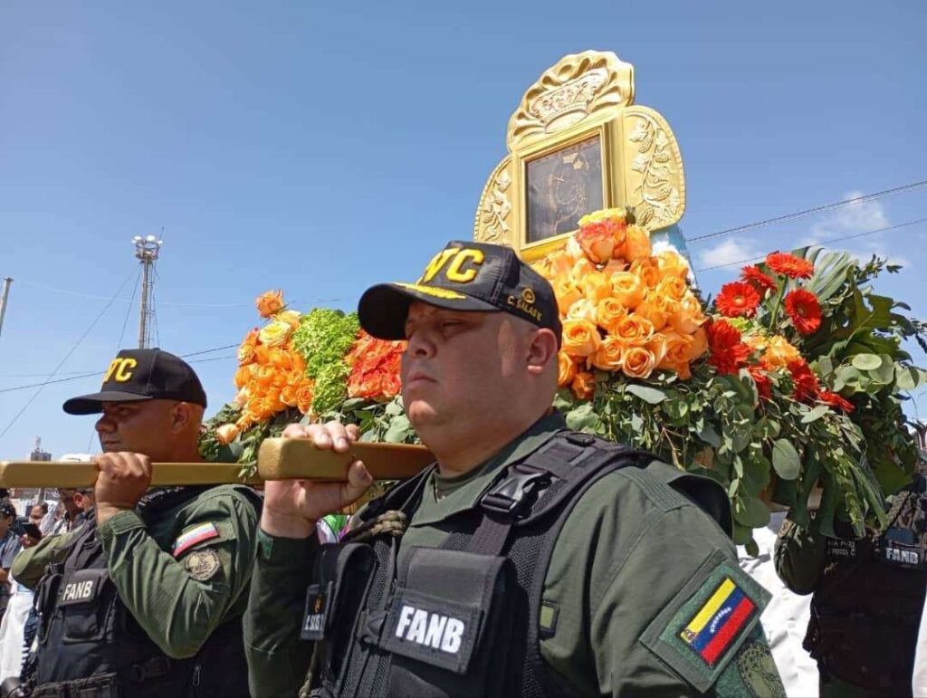 La Chinita bajó de su Altar y salió en lancha a recorrer el Zulia