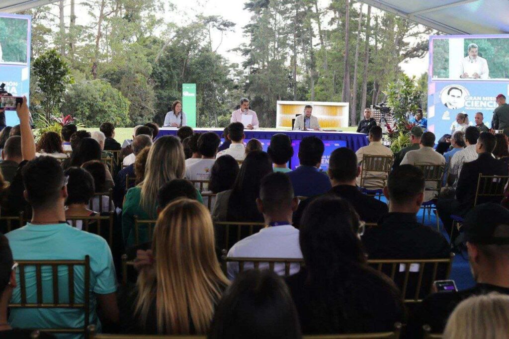 Maduro denuncia descrédito de editoriales científicas contra investigadores venezolanos