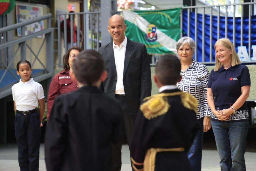 Más del 90% de las escuelas ya cumple su horario completo