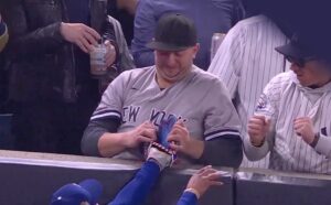 El momento exacto en que unos fanáticos de los Yankees intentan robar la pelota a Mookie Betts