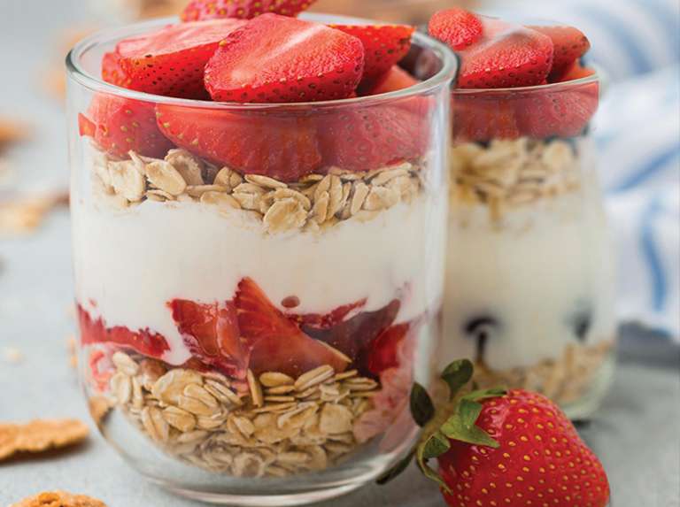Postre de avena y fresas