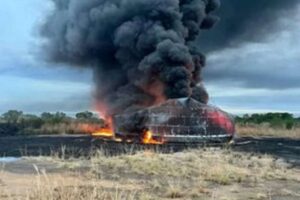 Rayo provocó incendio en tanque petrolero de Pdvsa