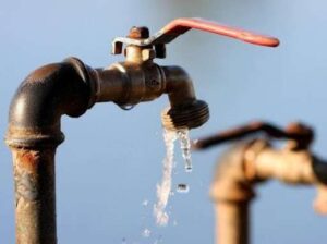 Reparan tubería de agua potable en El Cafetal