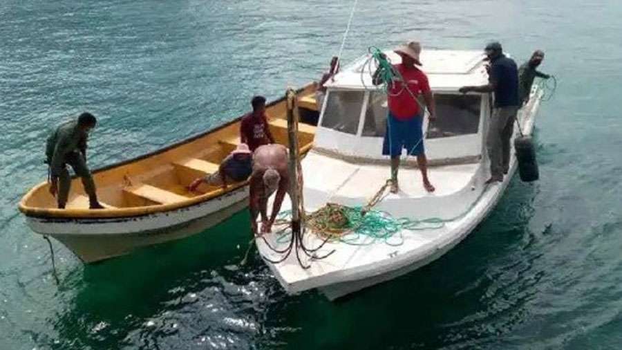 Rescatan a cuatro pescadores que estaban a la deriva en La Guaira