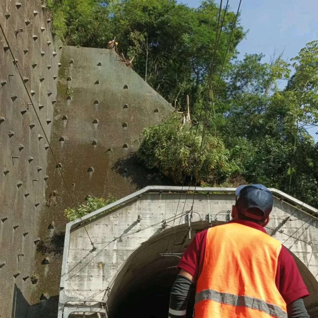 Retoman mantenimiento en el sistema del tren tuyero