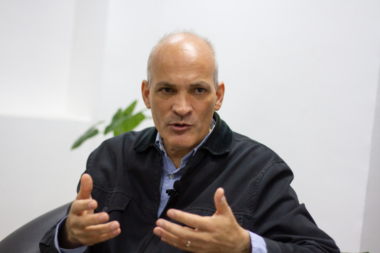 Ricardo Menéndez: la función de la derecha es tratar de anclarnos al pasado