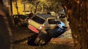 Madre e hijo son tragados por un mega hueco que se formó tras colapso de una calle