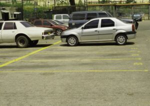 Se enfrentaron por un puesto de estacionamiento en El Guarataro