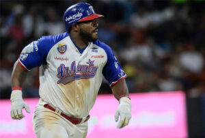 Tiburones derrota a los Leones y toma distancia en la cima