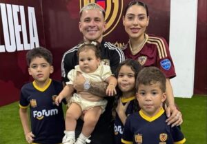 La estrella de La Vinotinto, Yeferson Soteldo con solo 27 años presentó a su extensa familia