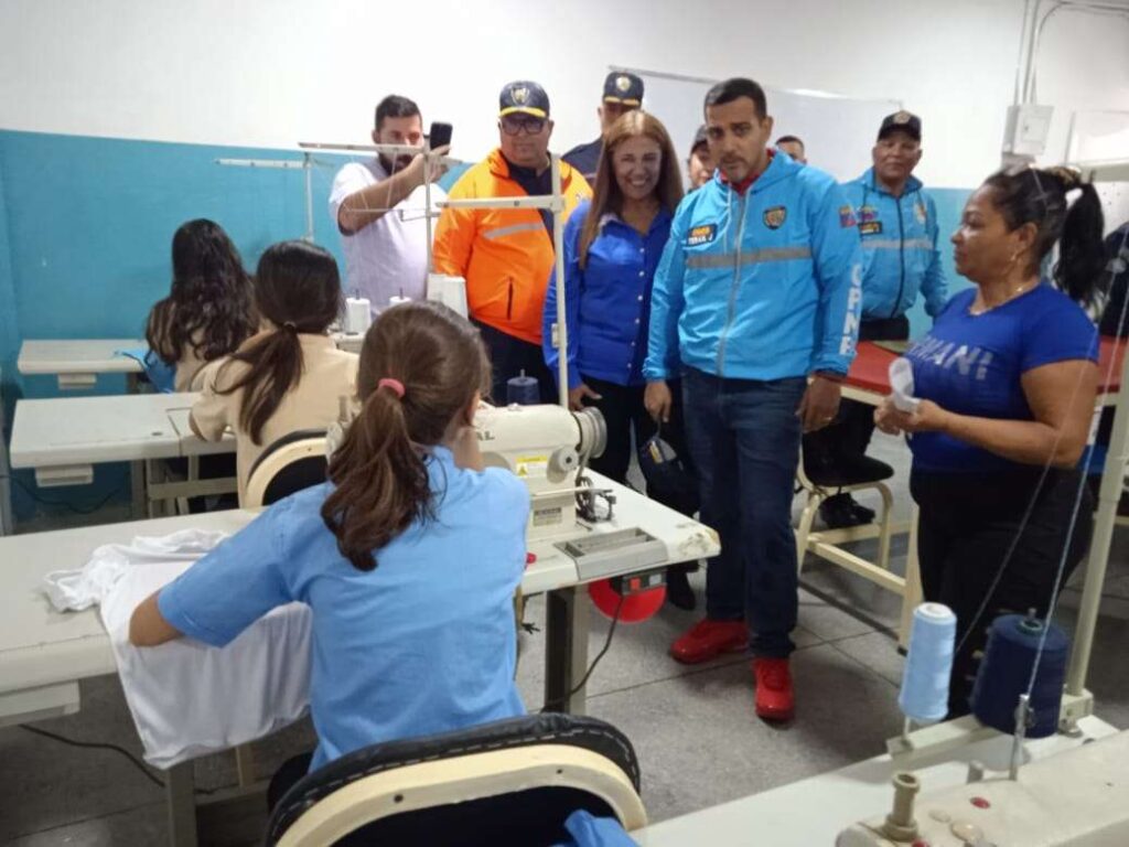 1200 estudiantes cuentan con espacios renovados en liceo de La Guaira
