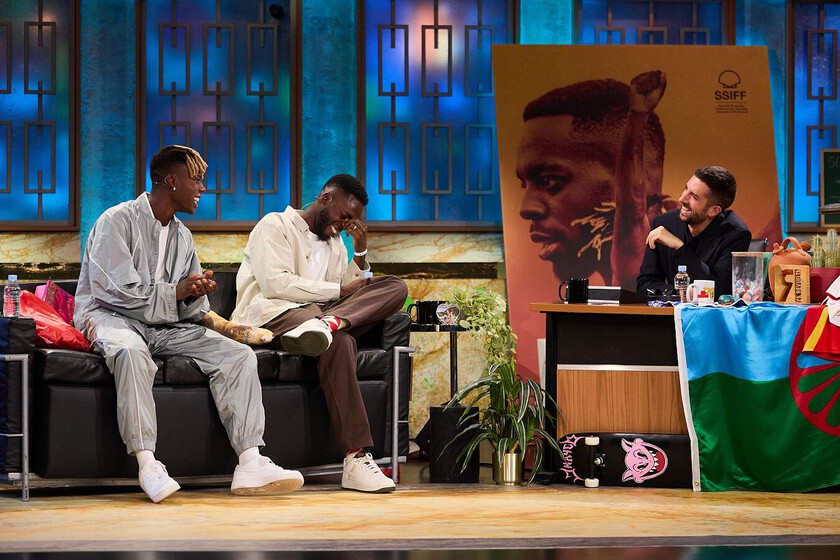 David Broncano plantea a Nico e Iñaki Williams la polémica sobre su pregunta del racismo y el machismo en 'La revuelta'. "Ahí ves realmente la cara de las personas"