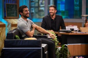 Entre abucheos, Mario Casas le explica a David Broncano por qué fue antes a 'El hormiguero' que a 'La revuelta'