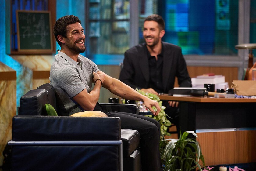 Entre abucheos, Mario Casas le explica a David Broncano por qué fue antes a 'El hormiguero' que a 'La revuelta'