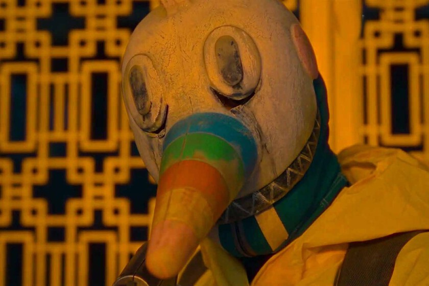 Curro es un asesino con lanzallamas en el explosivo tráiler de '1992', la nueva serie de Álex de la Iglesia para Neflix ambientada en la Expo de Sevilla