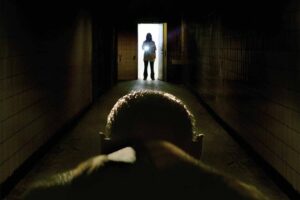 Es la secuela de un clásico de terror de los 90 y está llena de tensión y suspense. Una lección ejemplar de cómo hacer una segunda parte diferente