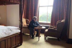 A Guillermo del Toro le encantan las habitaciones de hotel encantadas. En el rodaje de 'Frankenstein' se topó con esta que tenía "más que vibras"