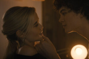 Es número 1 en 30 países. El reboot de Prime Video de la película que modernizaba todo un escandaloso clásico de la literatura