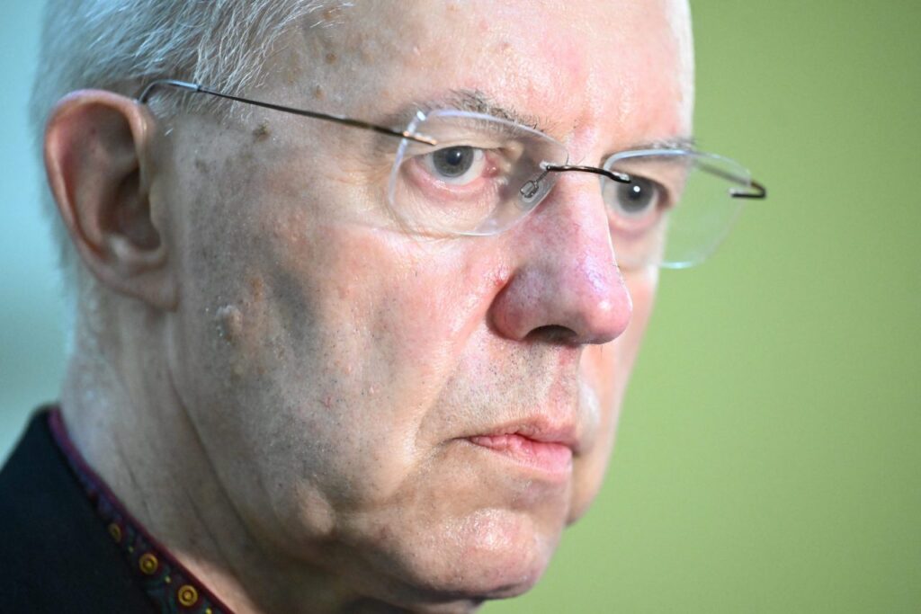 Líder de la Iglesia anglicana bajo presión por escándalo de abuso a menores