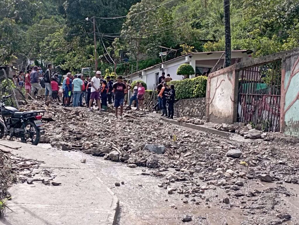 Atienden desbordamiento de quebrada en la población de Río Claro