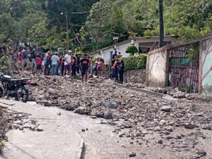 Atienden desbordamiento de quebrada en la población de Río Claro